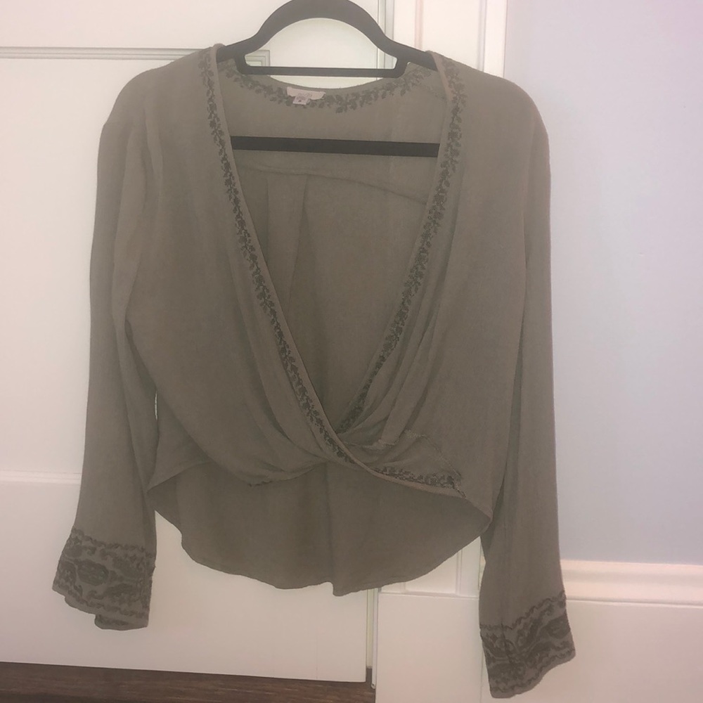 Green low-cut and flowy long sleeve